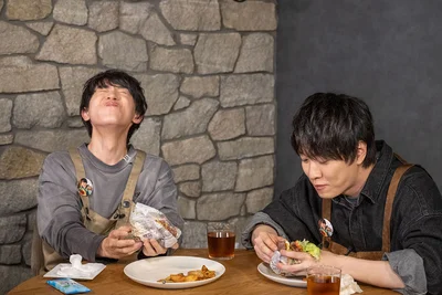 畠中さんの食べる姿に笑いが止まらない山下さん