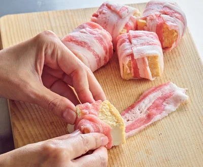 豚肉の向きを変えながら厚揚げがすっぽりおさまるように巻きつける