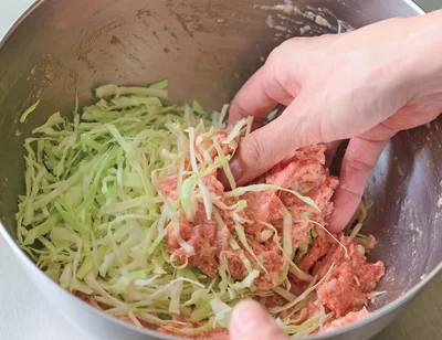 キャベツをたっぷり入れて軽やかな食感のミートボールに