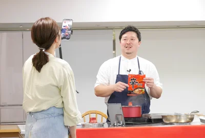 お二人仲良くデジポックム辛ラーメンを作ってくれました！