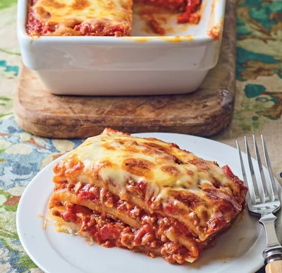 パスタのゆで時間短縮！ジューシーなお肉たっぷりの「餃子の皮でミートラザニア風」