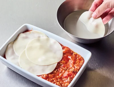 水にくぐらせることで、餃子の皮がもちもち食感に！