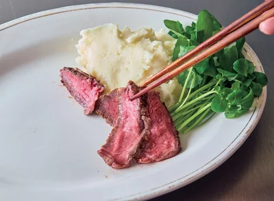 肉をマッシュポテトに立てかけるように盛りつけることで立体感が出る
