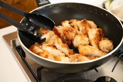 両面をしっかり揚げた手羽元。食欲をそそる香りが漂います