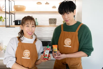 トマトケチャップとコチュジャンを絡めて“韓国味”にしていきます