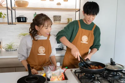 「♪フ～リフ～リ～」と小山さんを煽るみきママさん