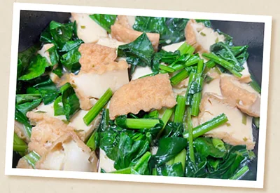 ほうれん草と厚揚げの塩炒め／下茹でしたほうれん草と厚揚げを塩味で炒め合わせた一品。厚揚げのたんぱく質とコクが加わり、ボリューム的にも満足できるおかずです。