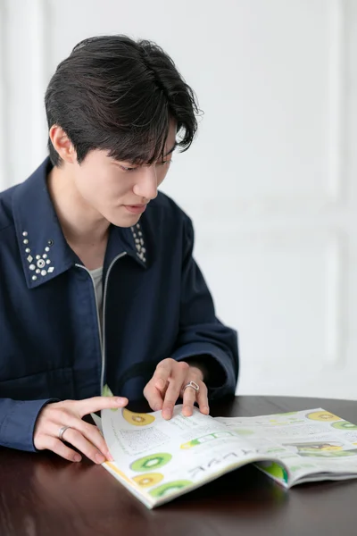 『レタスクラブ』の雑誌を見るドンヨンさん