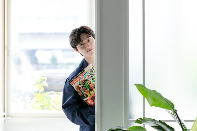 『レタスクラブ』の雑誌を手にポーズ