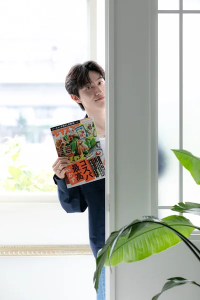 雑誌を持った姿も画になるドンヨンさん