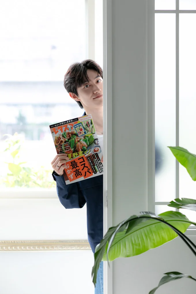 雑誌を持った姿も画になるドンヨンさん