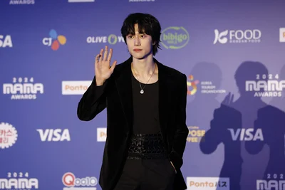 白い肌に黒いジャケットが映える（クァク・ドンヨン）