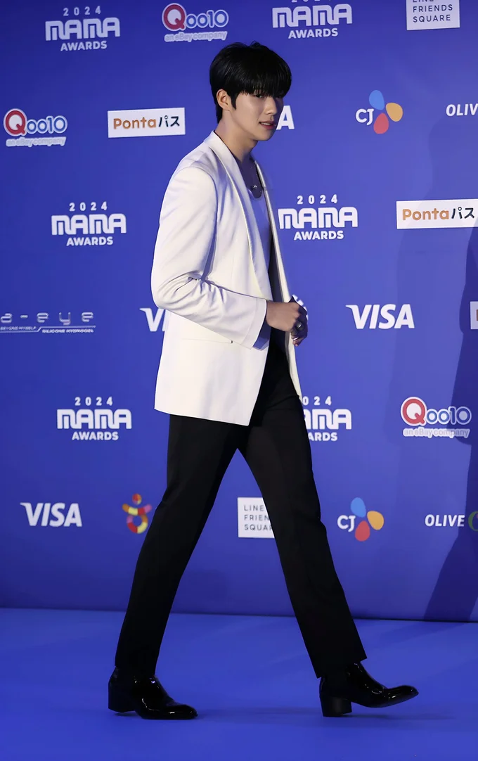 高身長にこの小顔、スタイル!足が長すぎるリアル王子様!▶次も王子様「ムン・サンミン」の全身ショット
