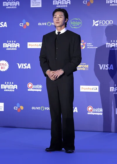 全体的にシックな印象のパク・ソジュンのファッション
