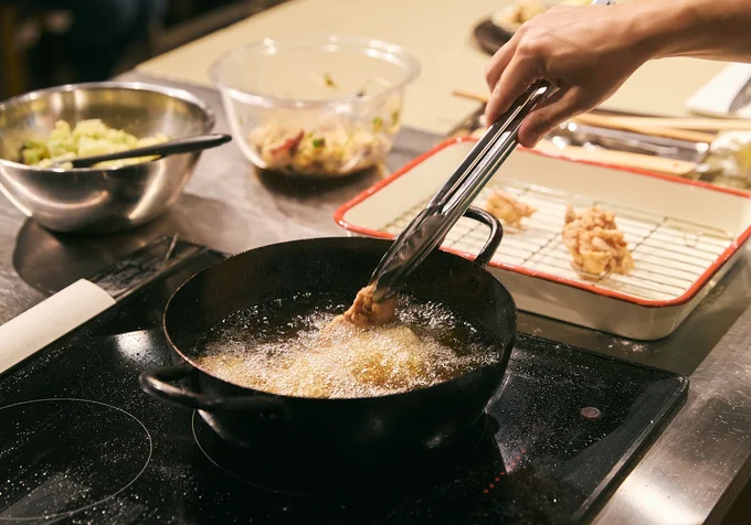 下味をつけた唐揚げを170℃で揚げる