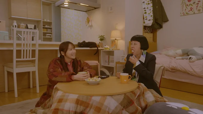 露がこたつでおかきを楽しんでいることを聞きつけた社長・屋良内南藻(やらないみなも・ふせえり)は、さっそく露の家へ