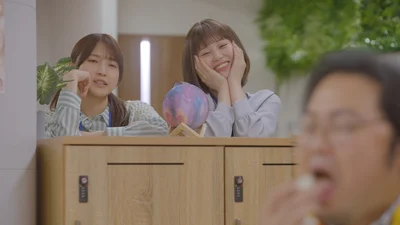 お手製のチョコレートおかきを食べる保ケ辺さんを眺めてうっとりする舞