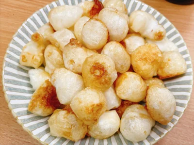 【今日のめんつゆひとり飯】切りもちとめんつゆで！ あつあつ、サクサク「レンチンおかき」 
