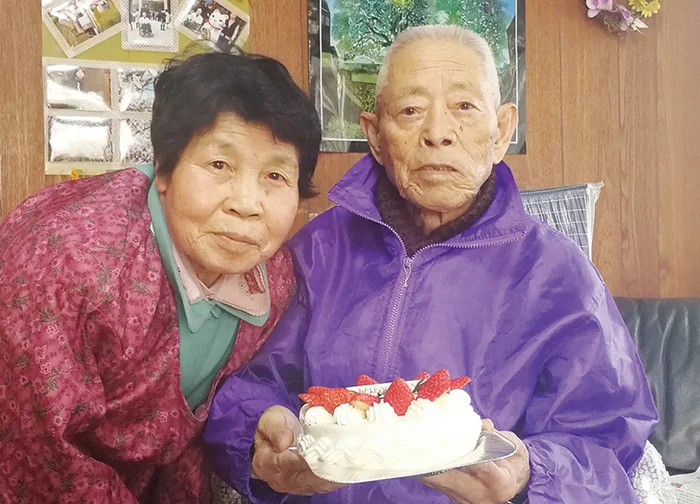 「自分のためにケーキもらうのなんて初めてだ」孫からのお祝いにおじいちゃん涙