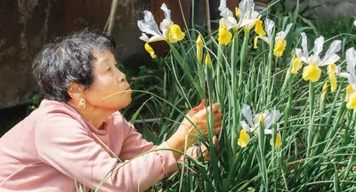 お墓や仏壇に供える花も庭で育てとるで、こまめに替えれるだ！