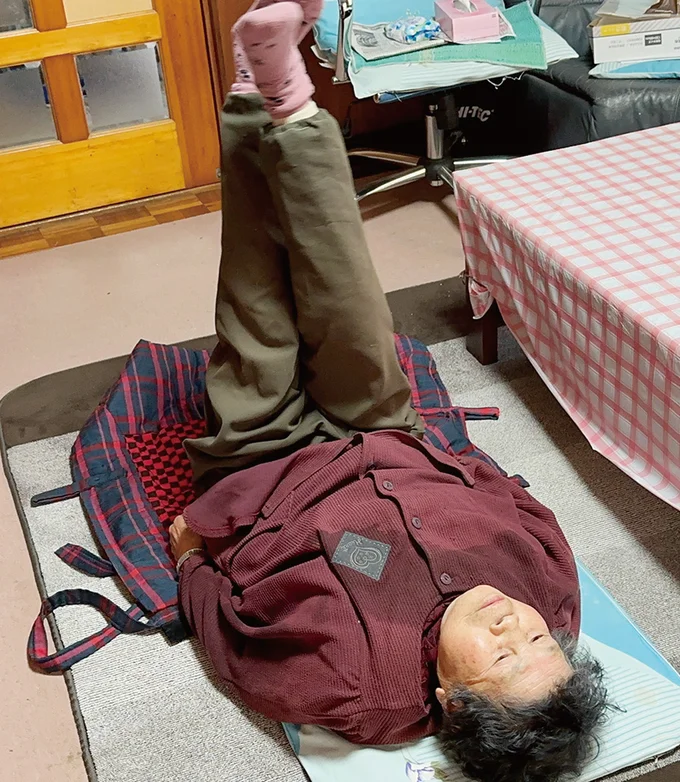 寝転んでやる体操はまんだ出来るだわ!