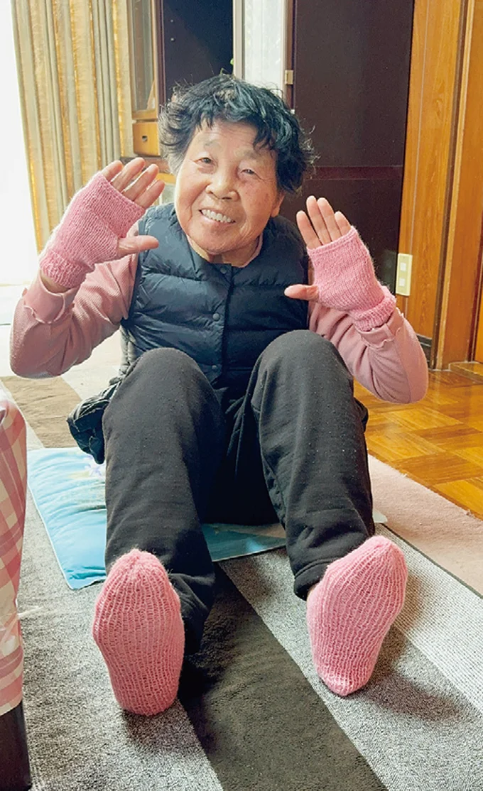 手編みの手袋と靴下はわたしの大好きなピンク色