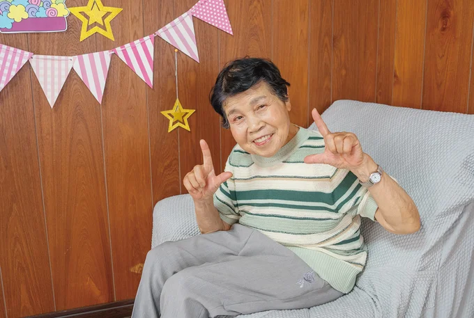 プロのお化粧と孫が選んでくれた新しい服でハッピー!