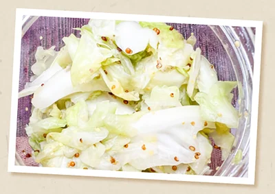 酢キャベツ／たくさん作っておけば、健康的な付け合わせ、副菜になります。千切り、ざく切りなど食べやすい大きさに切ったキャベツを、塩適量（キャベツ1/2に対し小さじ1）とともに密閉ビニール袋に入れてよくもみ、お酢適量（キャベツ1/2に対し200㎖）を加え、冷蔵庫で半日間寝かせます。好みで砂糖、昆布、粒マスタード、唐辛子を入れても。