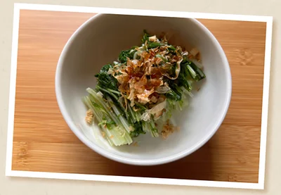 水菜のおひたし／水菜は淡泊な味わいながらも栄養豊富。シャキシャキとおいしくて使い勝手もいいので、特に旬の季節にはたくさん食べてほしい野菜です。生で食べるイメージが強い水菜ですが、サッと茹でておひたしにしても◎
