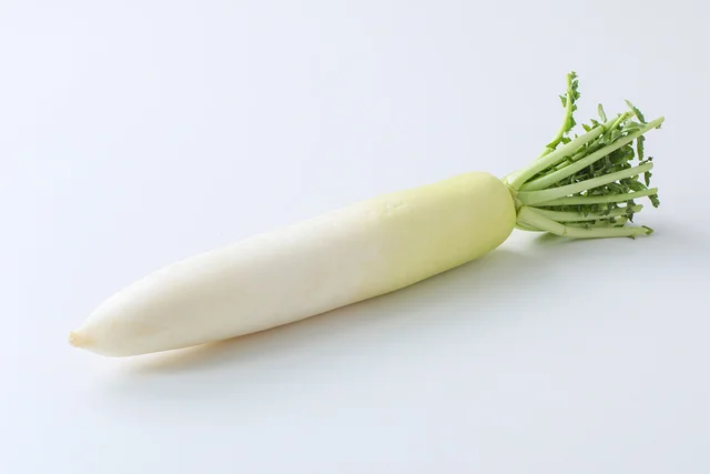 冬が旬の「大根」は、栄養価の高い葉も常備菜に！プロが教える食べ方【世界一使える野菜の教科書】