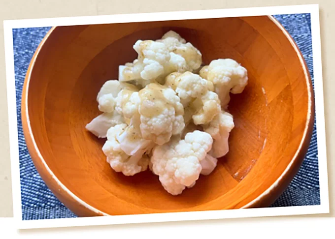 カリフラワーのサラダ/サッと茹でたカリフラワーに好みのドレッシングをかけるだけ。カリフラワーの食感と甘みを楽しむシンプルなサラダです。