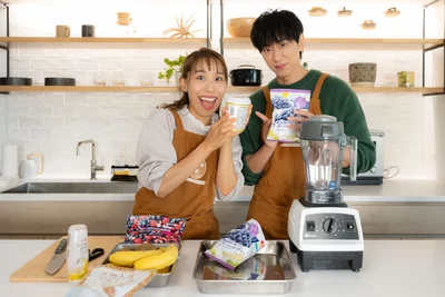 今回の材料を手にポーズ。小山さんがひそかにヨーグルトを指しています！