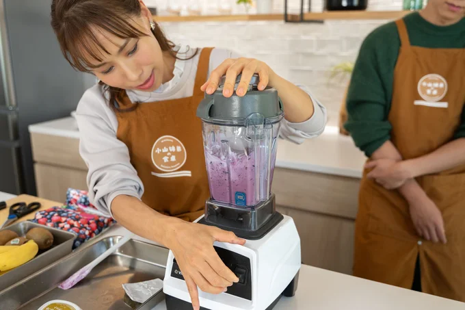 みきママの「スイッチオン！」を後方から弟っぽいポーズ(!?)で見守る小山さん