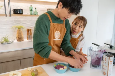 お肌つるつるの小山さん。超仲良し姉弟に現場はほっこり▶次は小山さんのアサイー感想目線カット