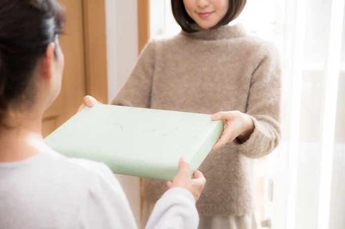 持参した手土産に添える「つまらないものですが…」はダメですか？