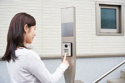 個人のお宅を訪問するときは5分遅れで