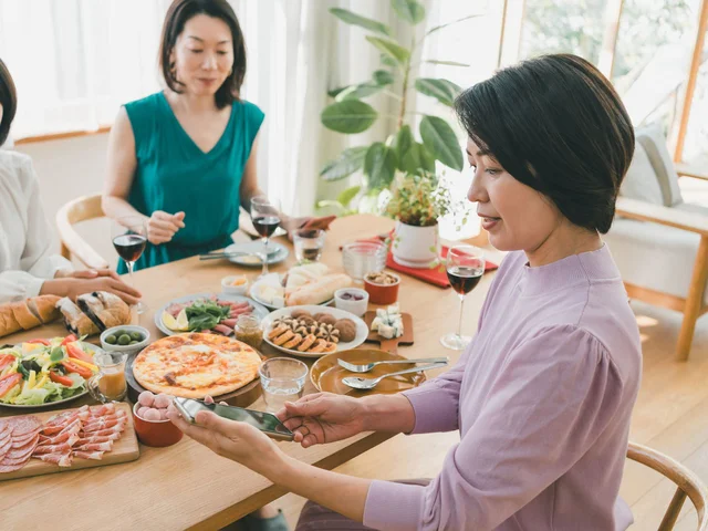 食事のテーブルにスマホを置くのはNG？ 77歳現役マナー講師に聞く