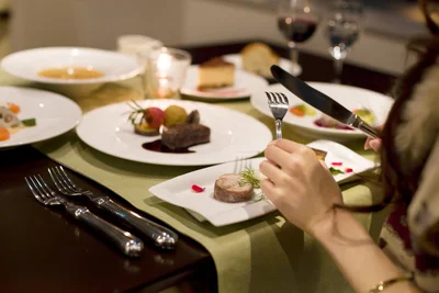 周囲の人のペースに心を配りながら食事することの大切さ