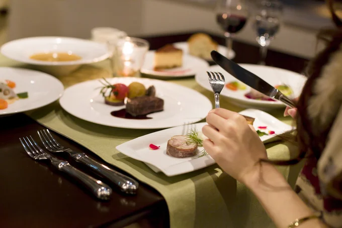 周囲の人のペースに心を配りながら食事することの大切さ