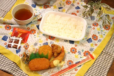 「カニコロミックス弁当」はボリュームたっぷり