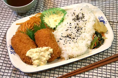 「カニクリームコロッケ弁当」をお皿に盛りつけると、お洒落な洋食プレートに！