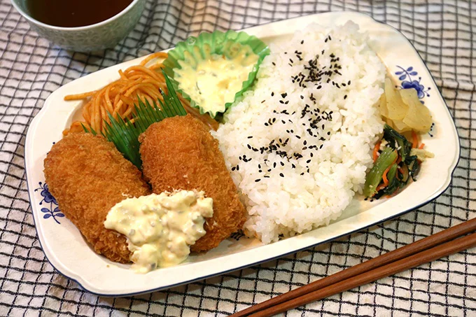 「カニクリームコロッケ弁当」をお皿に盛りつけると、お洒落な洋食プレートに！