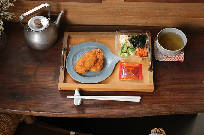 ランチにカニクリームコロッケとサラダをいただきます