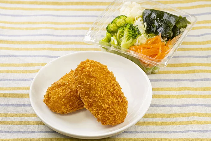 軽めランチに、単品カニクリームコロッケとサラダの組み合わせがちょうどいい