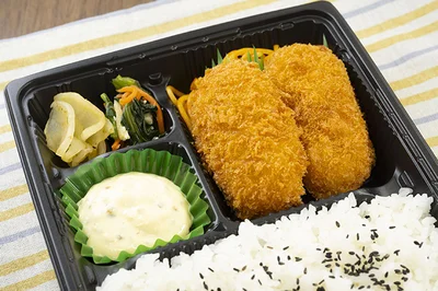玉葱やピクルスの食感が◎なタルタルソースがたっぷり