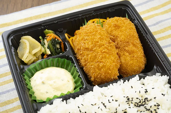 玉葱やピクルスの食感が◎なタルタルソースがたっぷり