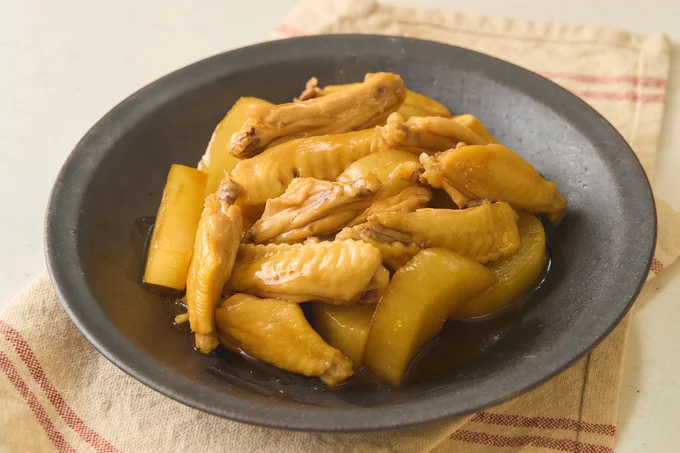 味しみ&照り感抜群の「とり手羽中と大根のこっくり煮」