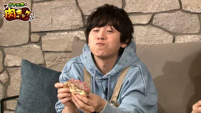 噛みきれない肉を頬張る山下さん