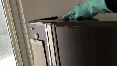 冷蔵庫の上にたまったホコリをお掃除