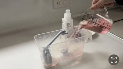 色付けしたクエン酸を使って製氷機掃除